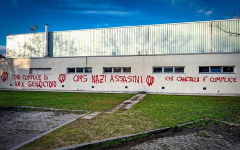 Vandalizzato il campo Coni con scritte no-vax: «Una volta identificati gli autori, ripuliranno loro»