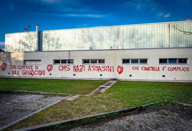Vandalizzato il campo Coni con scritte no-vax: «Una volta identificati gli autori, ripuliranno loro»