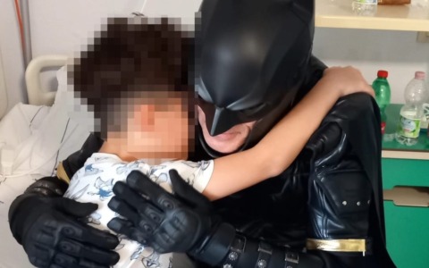 Il Batman (anzi, Bat-Prince) di Ciserano che porta il sorriso ai bambini ricoverati negli ospedali