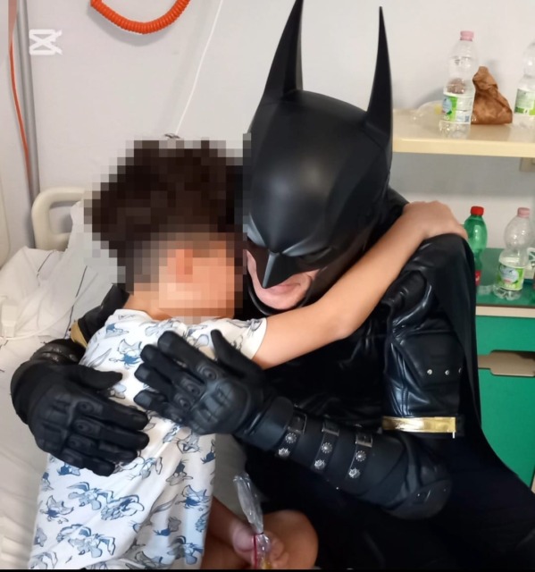 Il Batman (anzi, Bat-Prince) di Ciserano che porta il sorriso ai bambini ricoverati negli ospedali