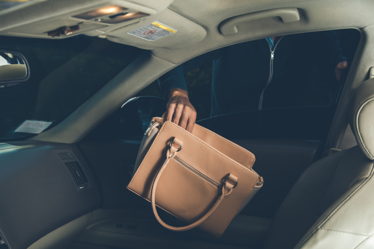 Distratta con la tecnica della monetina, donna derubata nel parcheggio del Lidl di Romano