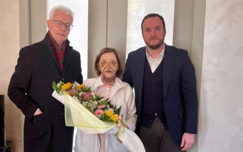 Violenta aggressione in pieno giorno a una 79enne: Romano si stringe attorno a Santina Farina