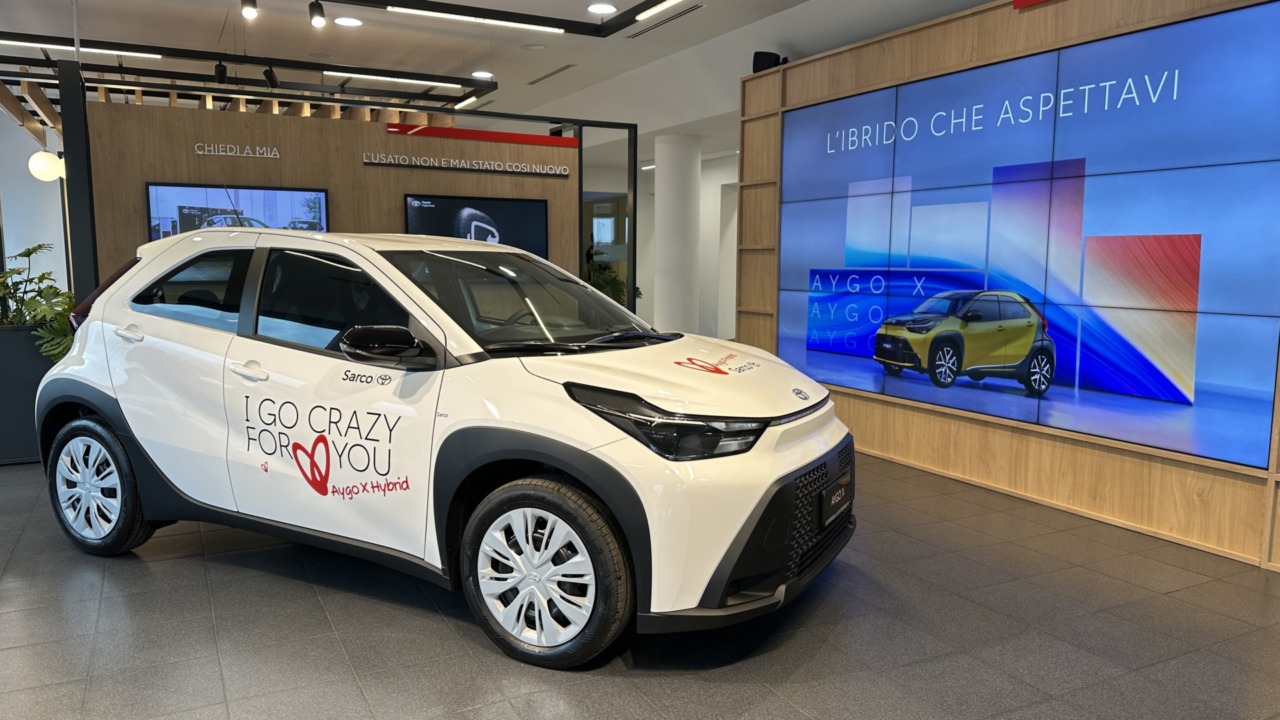 Sarco “accende” l’amore a Bergamo: con la nuova Toyota Aygo X Hybrid è un San Valentino da ricordare tra le mura e in provincia
