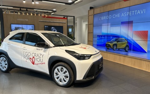 Sarco “accende” l’amore a Bergamo: con la nuova Toyota Aygo X Hybrid è un San Valentino da ricordare tra le mura e in provincia