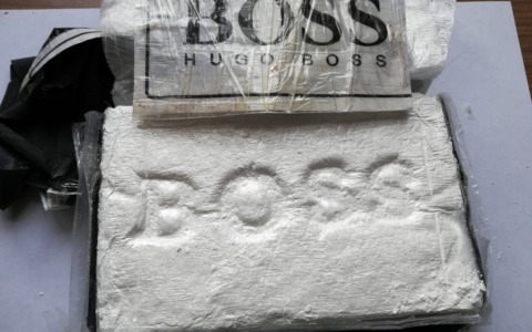 Fece da corriere della droga (consegnata in un centro commerciale) per un’organizzazione criminale: in carcere