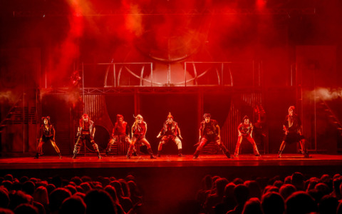 “We Will Rock You”, l’energia dei Queen ambientata in un futuro distopico in scena alla ChorusLife Arena