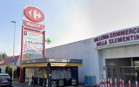 Agguato con coltello fuori dal Carrefour di Borgo Palazzo, ma la vittima è un karateka: fermato l’aggressore