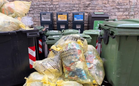 Una pila di spazzatura alta oltre due metri in pieno centro città: «Un’immagine di degrado»