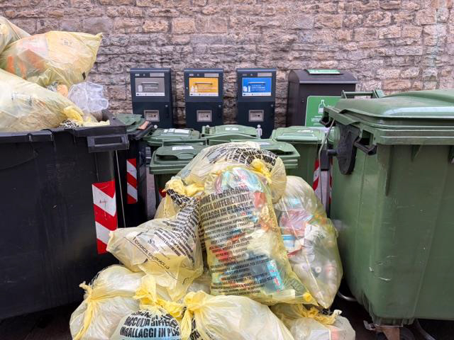 Una pila di spazzatura alta oltre due metri in pieno centro città: «Un’immagine di degrado»