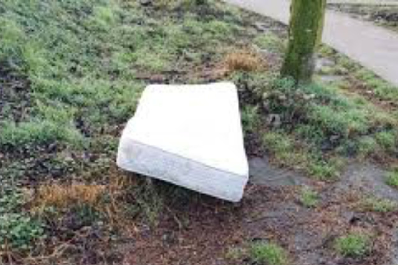 Materasso abbandonato nel parco del cimitero di Capriate: multa di mille euro ai responsabili