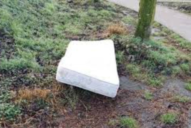 Materasso abbandonato nel parco del cimitero di Capriate: multa di mille euro ai responsabili