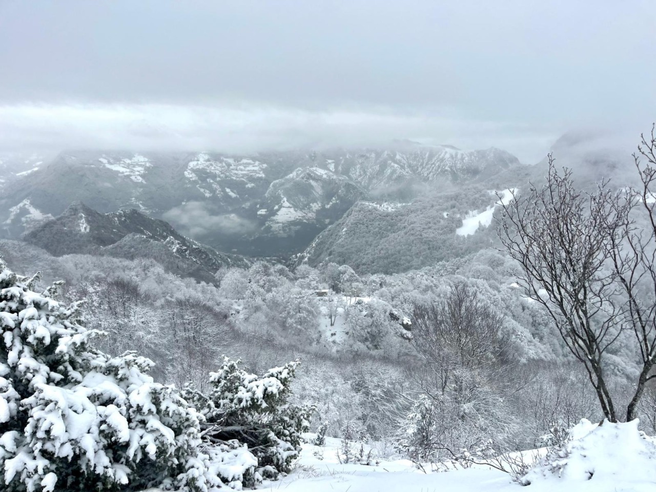 San Biagio con la neve: nelle valli bergamasche fiocchi a 500 metri di quota