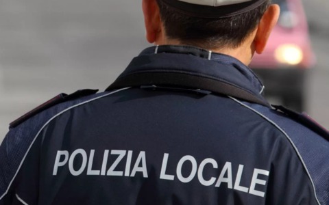 Bimbo di tre anni rischia di soffocare a Bottanuco: la polizia locale gli salva la vita