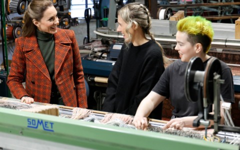 La Principessa Kate Middleton in un lanificio gallese: il telaio, però, è made in Val Seriana