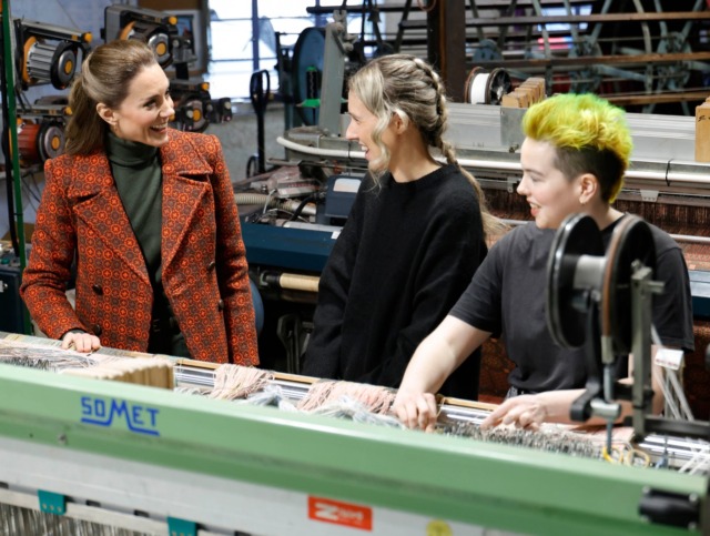 La Principessa Kate Middleton in un lanificio gallese: il telaio, però, è made in Val Seriana