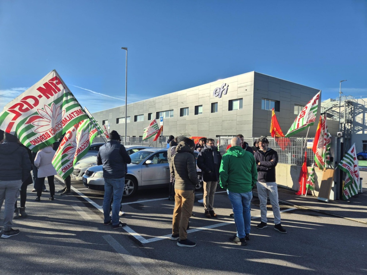 Presidio di protesta dei lavoratori alla Reggiani Macchine di Comun Nuovo contro il licenziamento di 13 impiegati