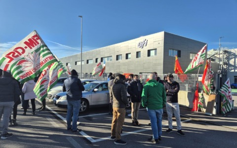Presidio di protesta dei lavoratori alla Reggiani Macchine di Comun Nuovo contro il licenziamento di 13 impiegati