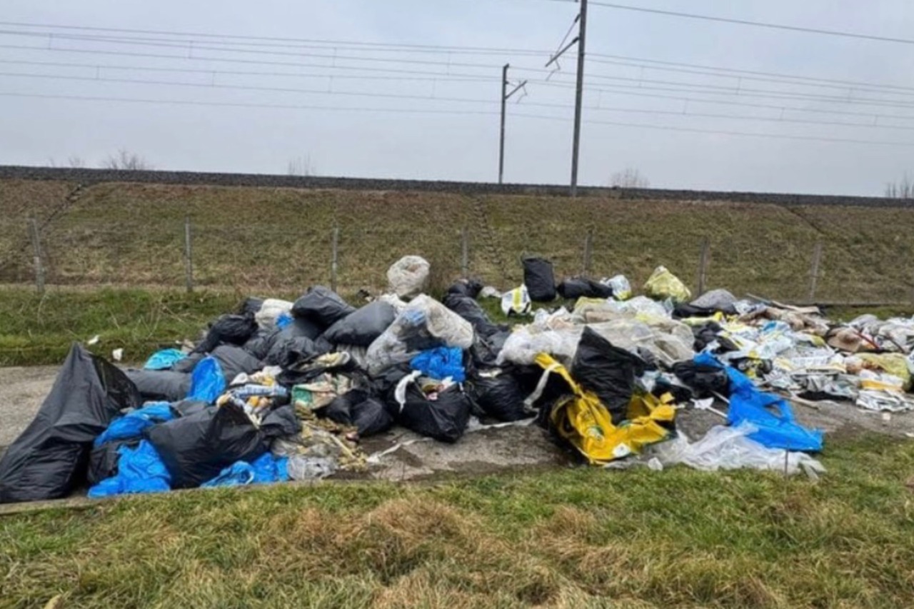 Cinquanta sacchi di rifiuti da cantiere abbandonati ad Antegnate: rintracciato il responsabile