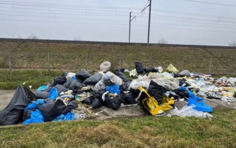 Cinquanta sacchi di rifiuti da cantiere abbandonati ad Antegnate: rintracciato il responsabile
