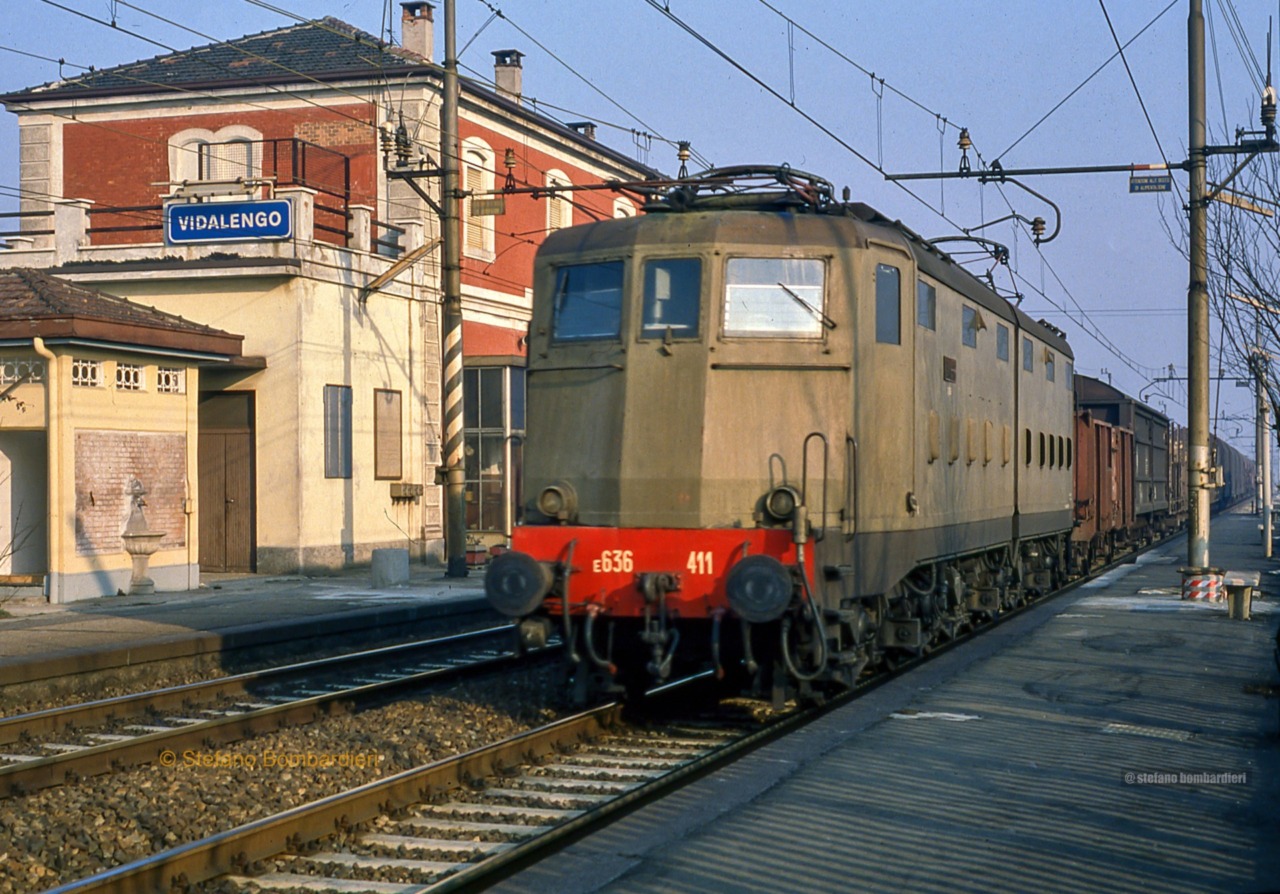 Rifiuti e incuria alla stazione ferroviaria di Vidalengo, a Caravaggio