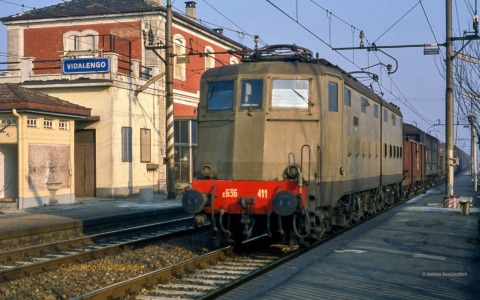 Rifiuti e incuria alla stazione ferroviaria di Vidalengo, a Caravaggio