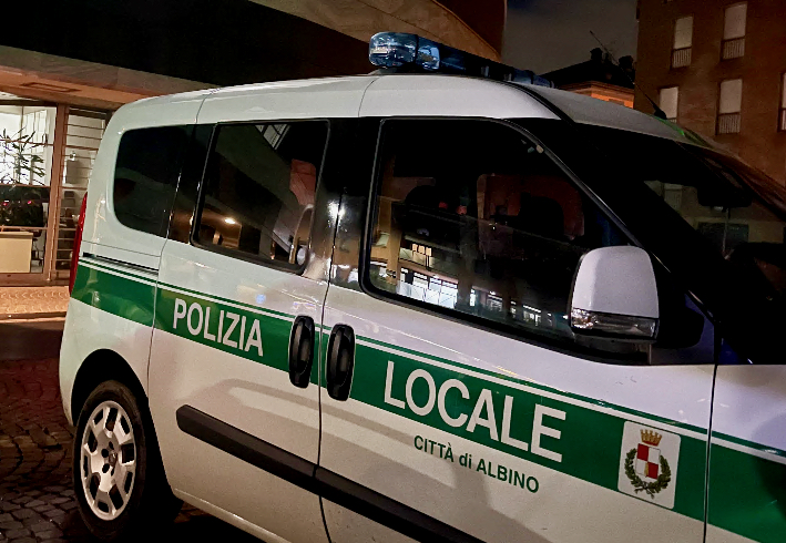 La polizia locale di Albino allunga l’orario: turni serali e presidi nei parchi del territorio