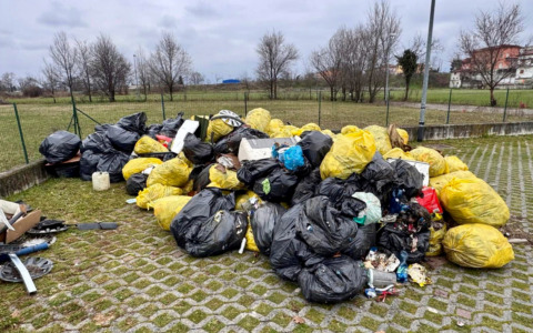 L’amara scoperta: «Rifiuti abbandonati a Seriate? Abbiamo trovato davvero di tutto»