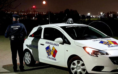 Aggrediti all’uscita dal cinema con calci, pugni e spray urticante: paura nel parcheggio di Curno