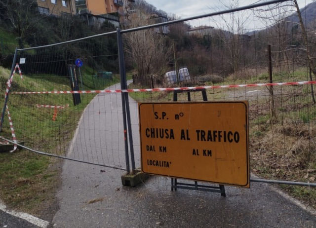 Interrotta la ciclabile della Val Brembana: una frana blocca il tratto tra Sedrina e Villa d’Almè