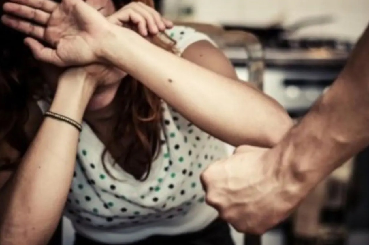 Picchia violentemente la moglie e la fa finire in coma: arrestato a Pradalunga un uomo di 51 anni