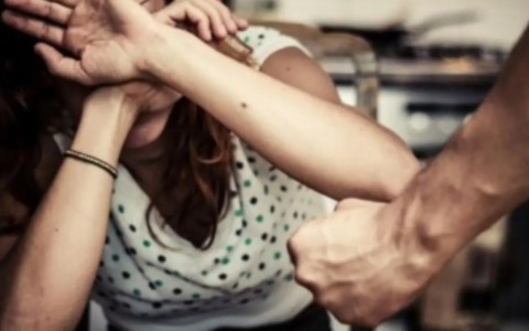 Picchia violentemente la moglie e la fa finire in coma: arrestato a Pradalunga un uomo di 51 anni