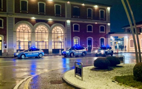 Controlli straordinari a Treviglio: stazione e centro sotto la lente della polizia