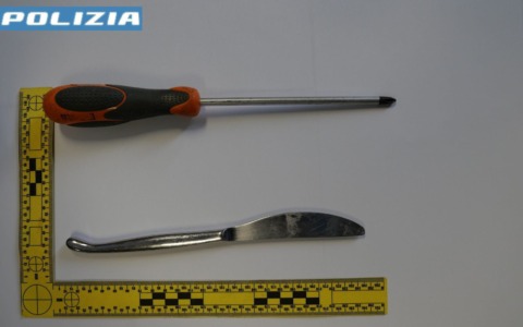 Tentano di forzare un negozio in via Baioni a Bergamo, poi minacciano due medici della clinica veterinaria