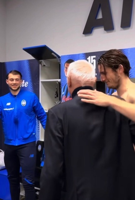 Antonio Percassi si congratula negli spogliatoi dopo il 3-0 alla Juventus: «Bravi ragazzi, sempre così!»