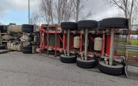Tir si ribalta e perde un’enorme bobina d’acciaio alla rotonda della Brebemi di Bariano