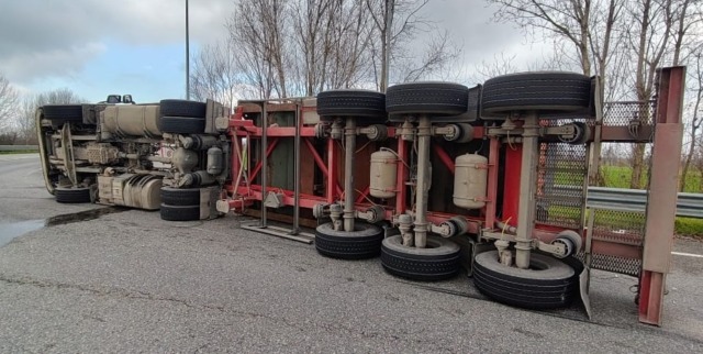 Tir si ribalta e perde un’enorme bobina d’acciaio alla rotonda della Brebemi di Bariano
