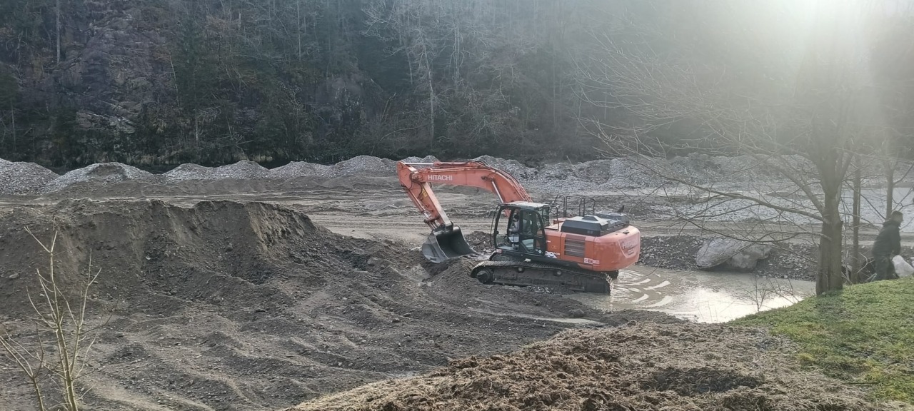 A Moio de’ Calvi si “alleggerisce” il Brembo dai detriti. Ma quando verrà ripulito il lago del Bernigolo?