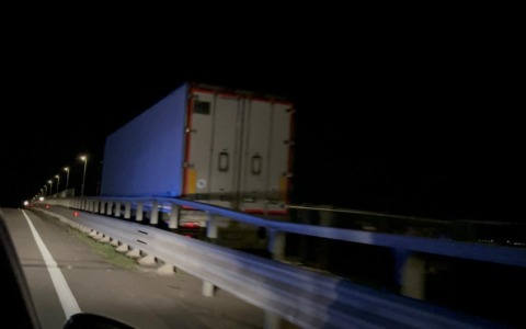Un camion imbocca la pista ciclopedonale e resta incastrato sul cavalcavia fra Treviglio e Caravaggio