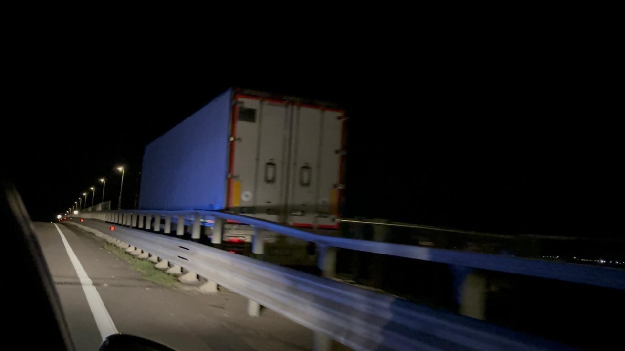 Un camion imbocca la pista ciclopedonale e resta incastrato sul cavalcavia fra Treviglio e Caravaggio
