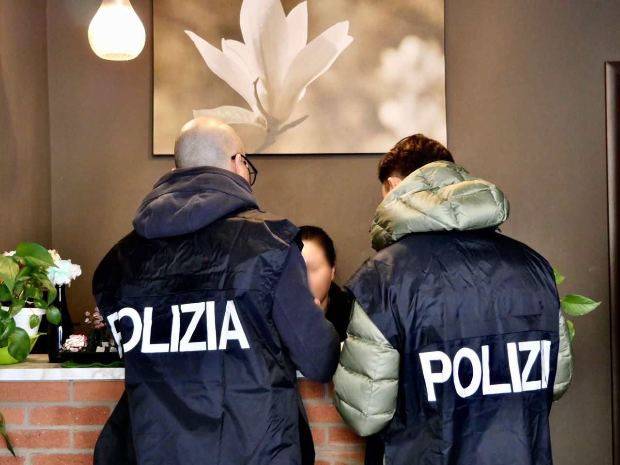 Raffica di controlli della Polizia di Stato: nel mirino tre centri massaggi