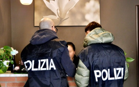 Raffica di controlli della Polizia di Stato: nel mirino tre centri massaggi