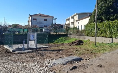 A Seriate i residenti insorgono: «Quell’antenna di 30 metri è troppo vicina alle nostre case»