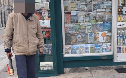 La edicolante di San Bartolomeo a Bergamo aggredita da un clochard con spranga: «Bisogna fare qualcosa»