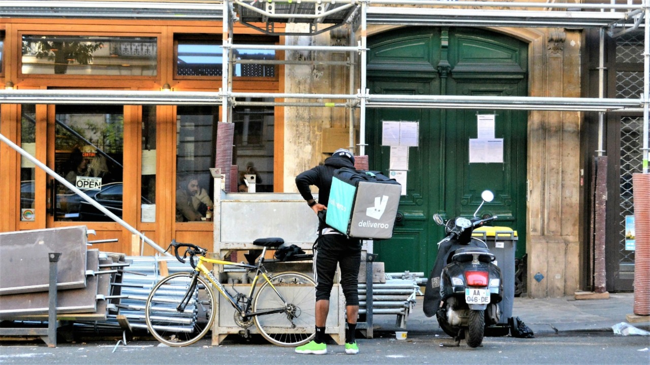 Food delivery a Bergamo, sono circa un centinaio i riders di professione. Ma le paghe sono molto basse