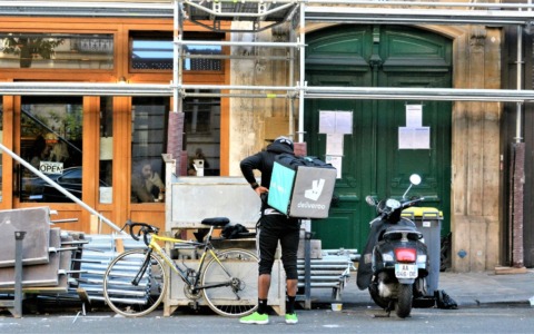 Food delivery a Bergamo, sono circa un centinaio i riders di professione. Ma le paghe sono molto basse