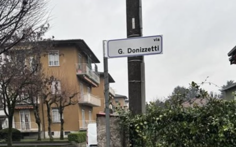 A Brembate il cartello della via intitolata a Donizetti ha una zeta di troppo: «Errore di comunicazione, è stato sistemato»