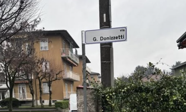 A Brembate il cartello della via intitolata a Donizetti ha una zeta di troppo: «Errore di comunicazione, è stato sistemato»