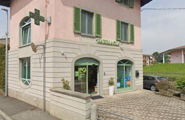 Sfonda la vetrina della farmacia a mazzate per rubare solo cento euro: spaccata a Casirate