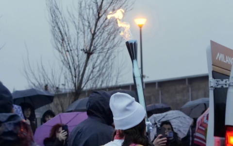 La Fiamma Olimpica lascia la Bergamasca: tappa a Dalmine e a Crespi d’Adda, ora va nel Comasco