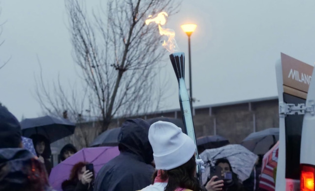 La Fiamma Olimpica lascia la Bergamasca: tappa a Dalmine e a Crespi d’Adda, ora va nel Comasco